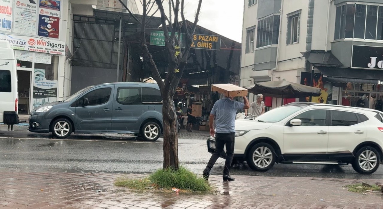 Iğdırda kavurucu sıcakların ardından sağanak yağış etkili oldu