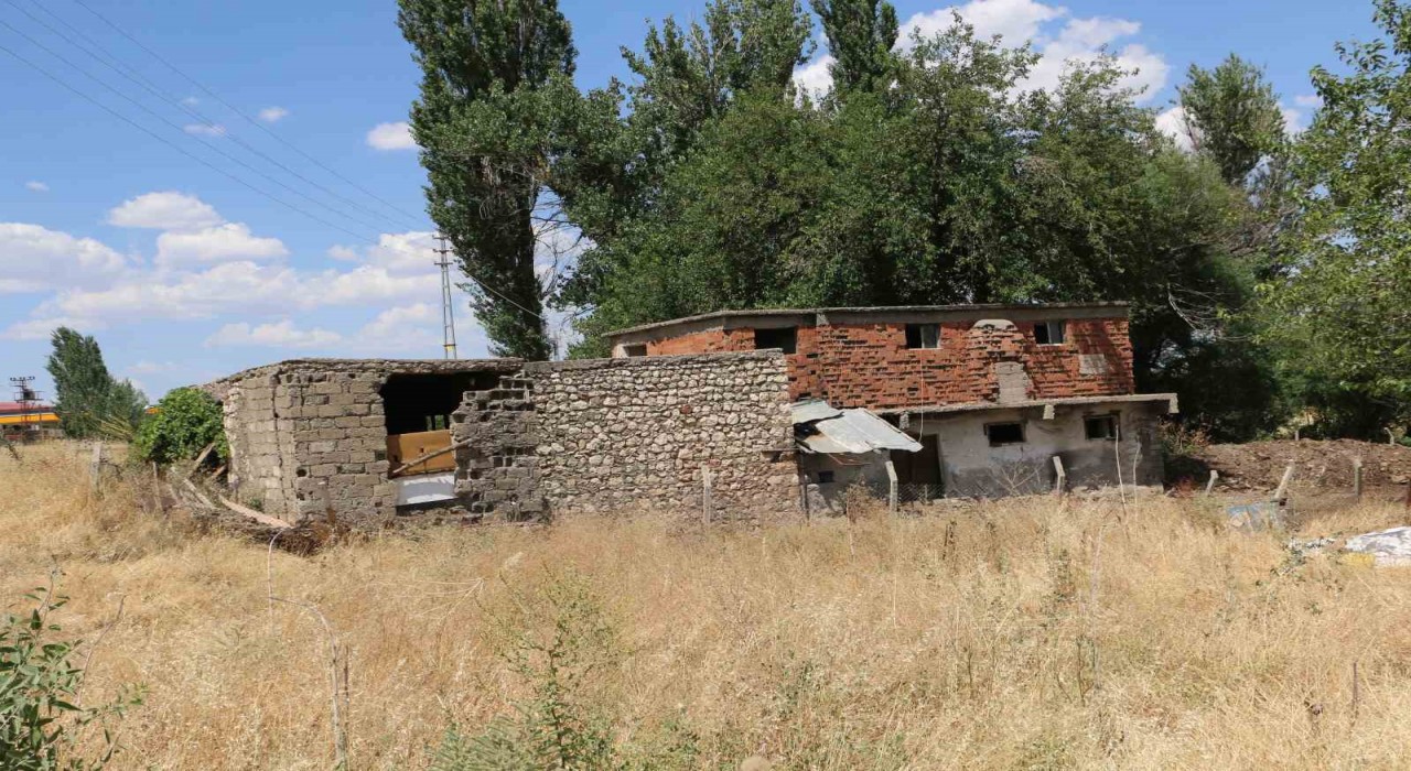 İHA, PKKnın kurulduğu barakayı görüntüledi