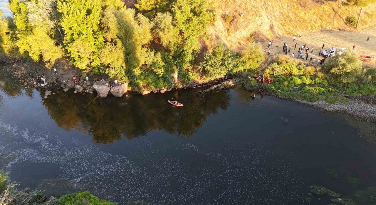 İki gencin boğulduğu nehirde çok sayıda ekip çalışmalara katıldı