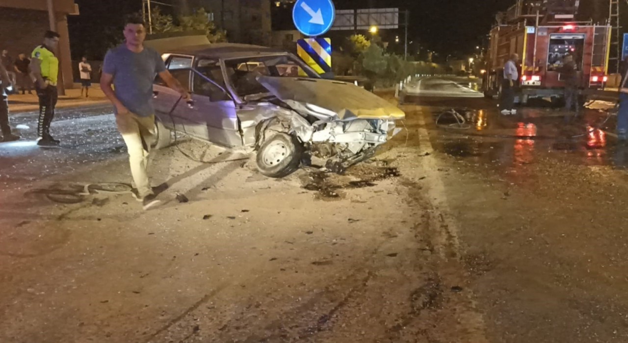 İki otomobil kafa kafaya çarpıştı: 1i ağır 2 yaralı