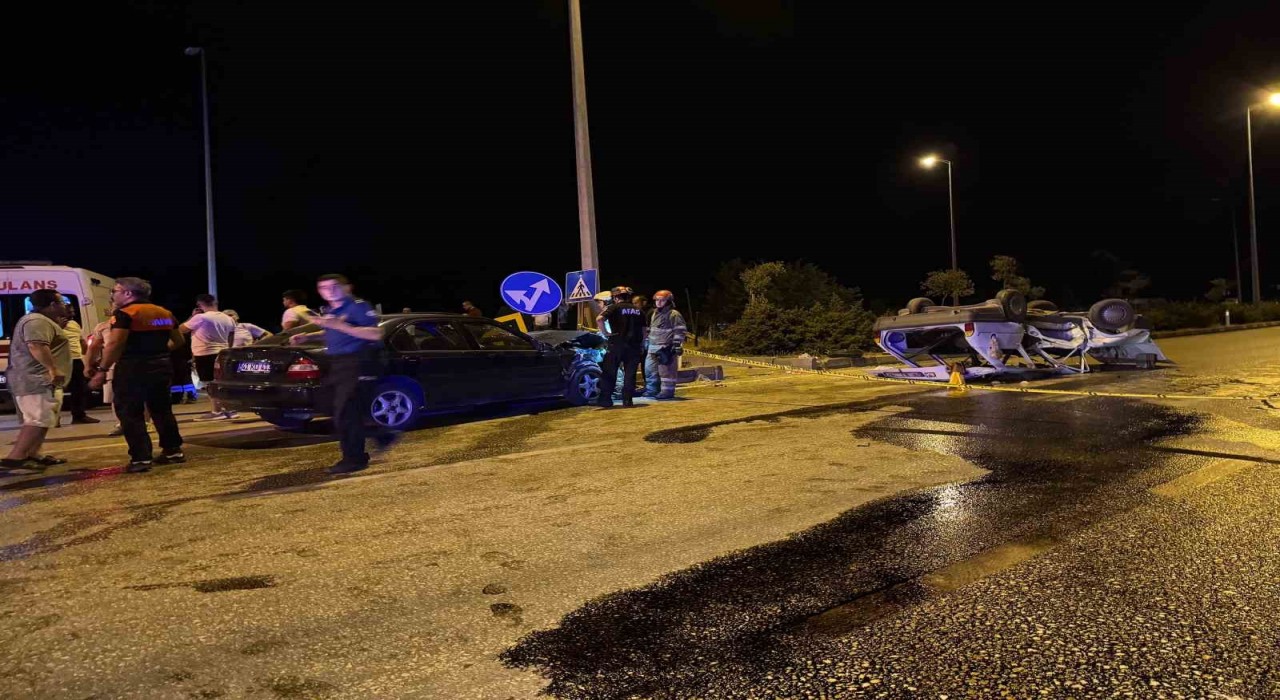 İki otomobilin çarpıştığı kazada 2si ağır 7 kişi yaralandı