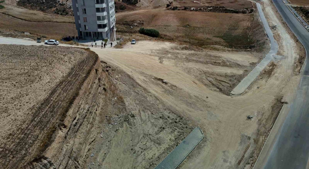 İlçede yıllardır bitmeyen yol vatandaşları isyan ettirdi