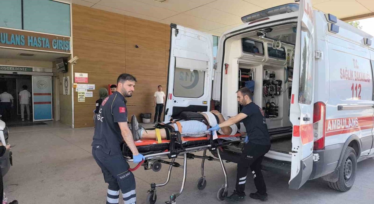 İnegölde lastiği patlayan araç şarampole yuvarlandı