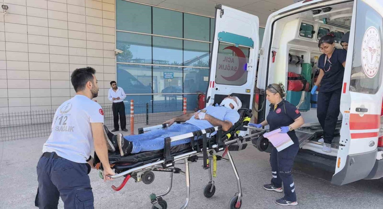 İnegölde minibüs bariyerlere çarptı