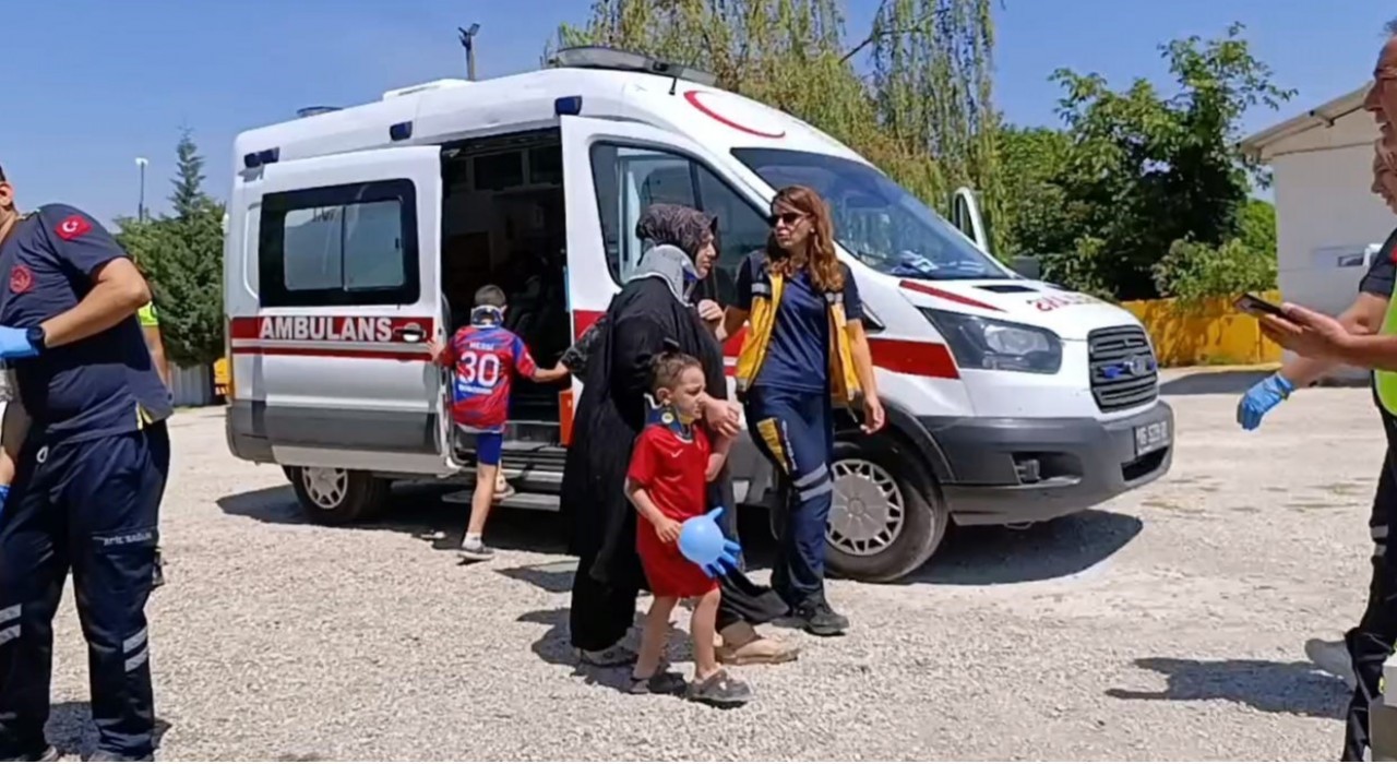 İnşaat alanına uçan triportördeki 2si çocuk 4 kişi yaralandı