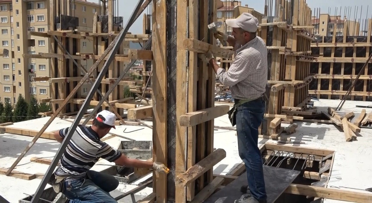 İnşaat işçilerinin sıcak havayla mücadelesi