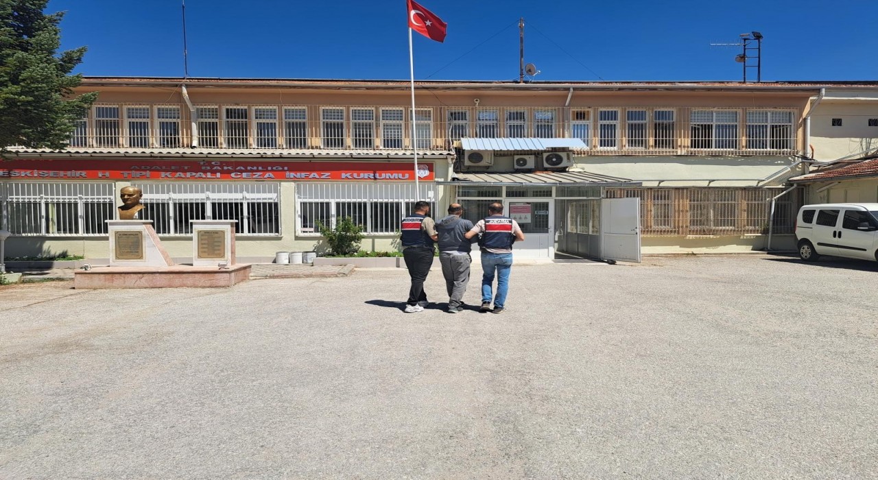 Interpolün kırmızı bültenle aradığı terörist Eskişehirde yakalandı