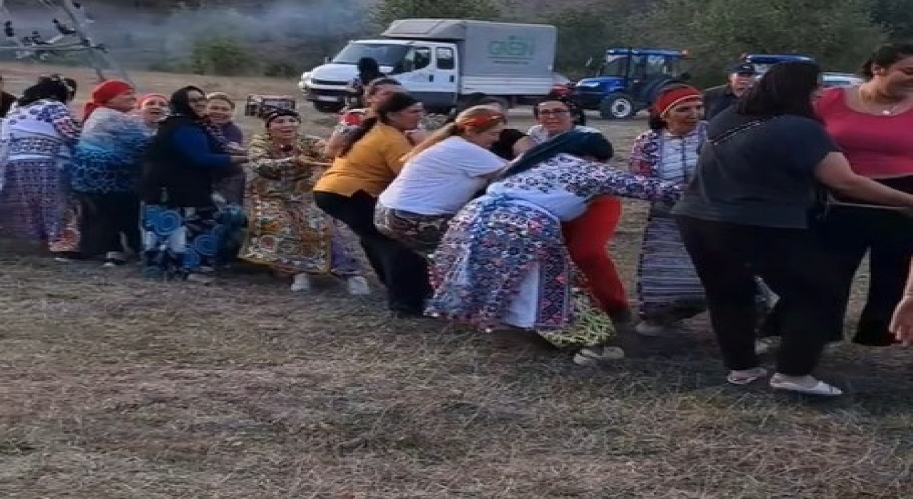 İp çekme yarışmasına Tokatlı kadınlar damga vurdu