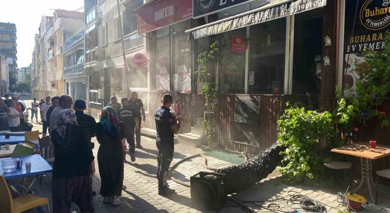 İş yerinin mutfağındaki yangın panikletti