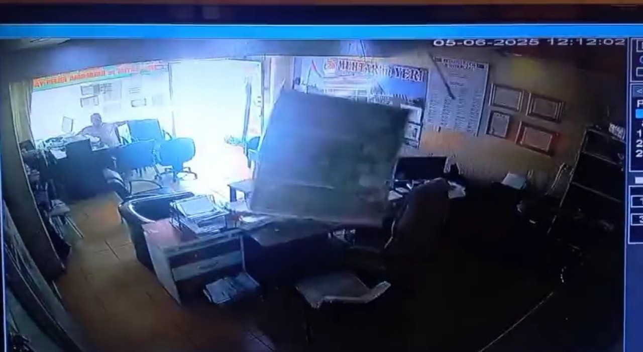 İş yerinin tavanının çökmesiyle neye uğradıklarını şaşırdılar