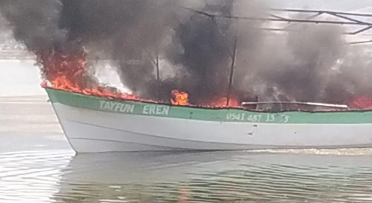 Işıklı Gölünde tur yapan tekne alev aldı