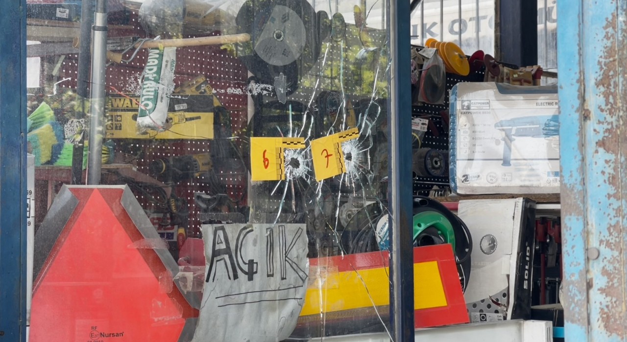 Ispartada hırdavatçı dükkanı kurşunlandı