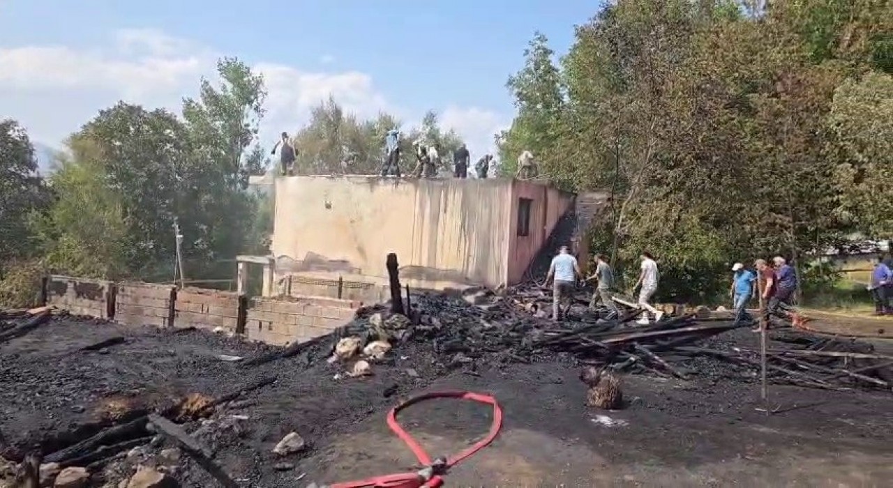 İspirde çıkan yangında 3 ev ve 2 ahır kül oldu