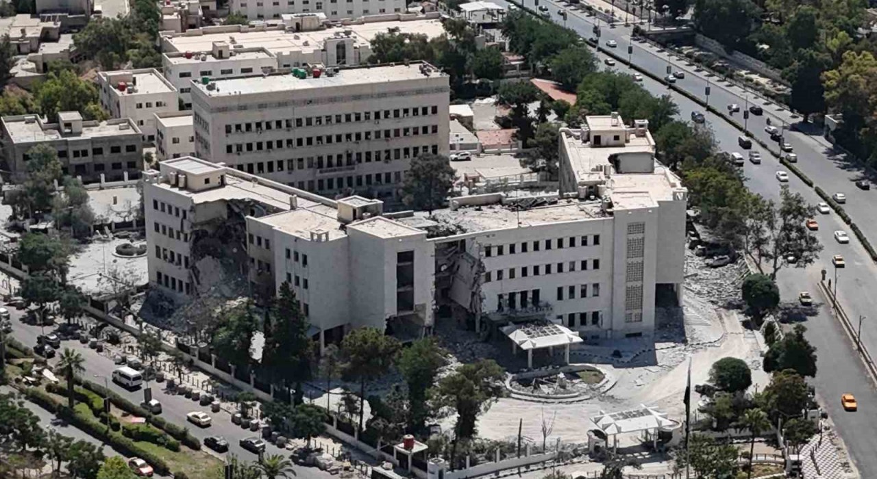 İsrailin vurduğu Suriye Genelkurmay Başkanlığındaki hasar görüntülendi