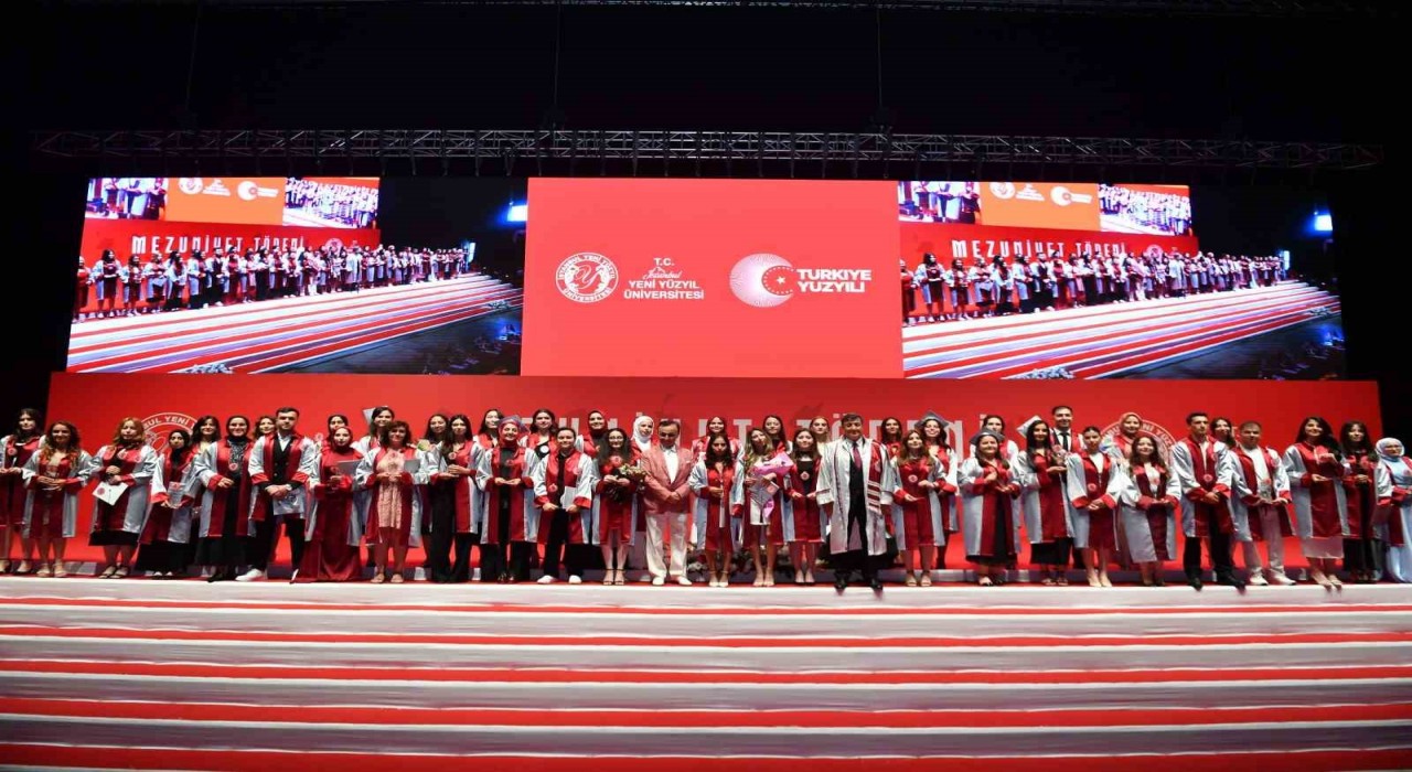 İstanbul Yeni Yüzyıl Üniversitesinde mezuniyet coşkusu