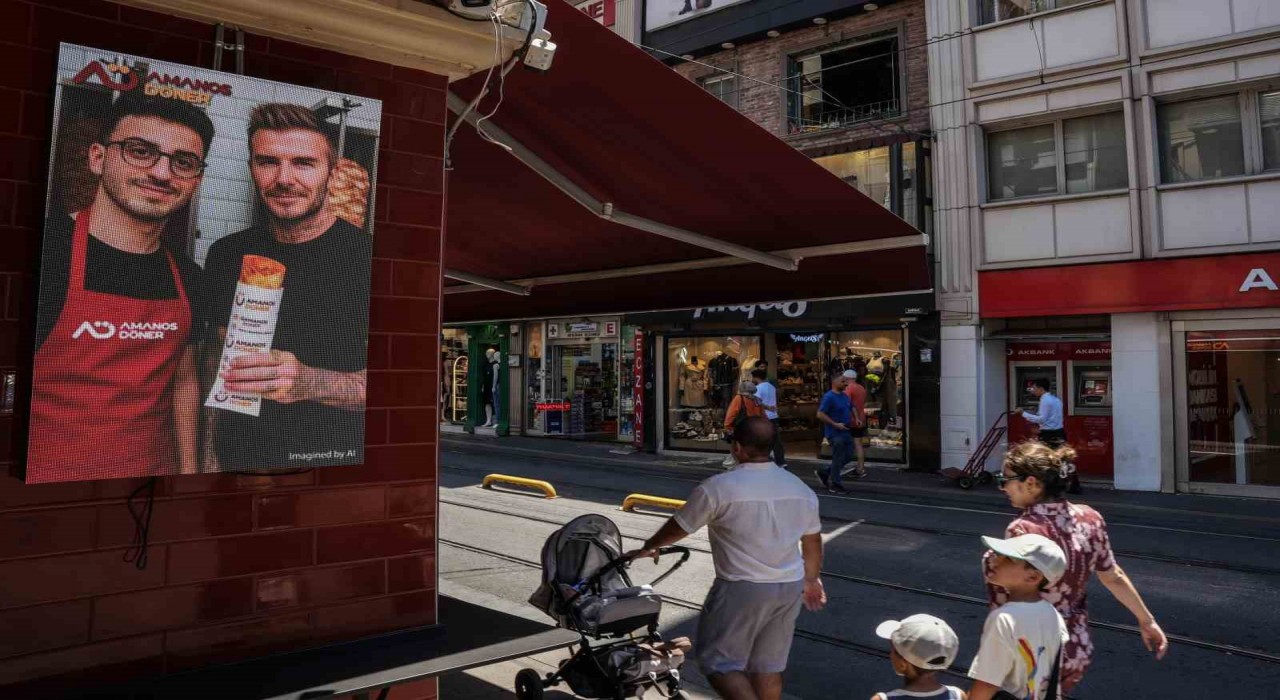 İstanbulda bir dönercinin ChatGPT ile ürettiği ‘ünlü fotoğrafları gerçeğinden daha çok ilgi gördü, dünya medyasında haber oldu