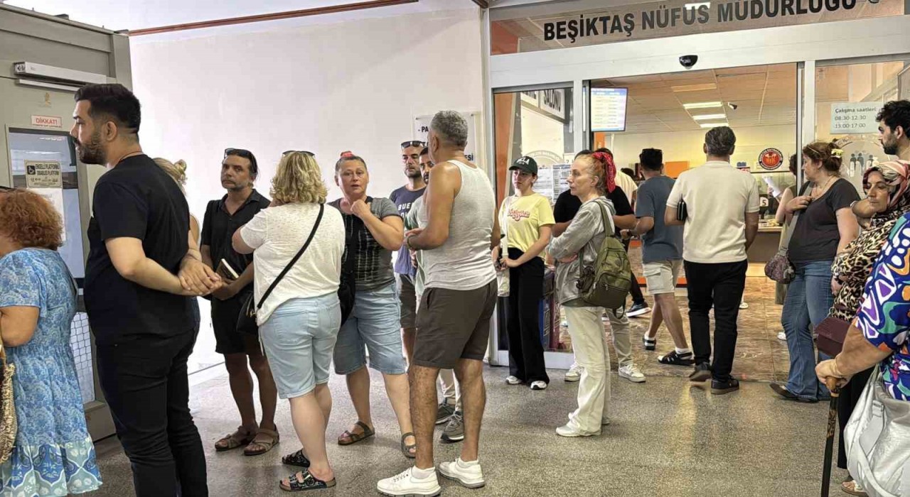 İstanbulda ehliyet yenilemede son gün telaşı, vatandaşlar yoğunluk oluşturdu