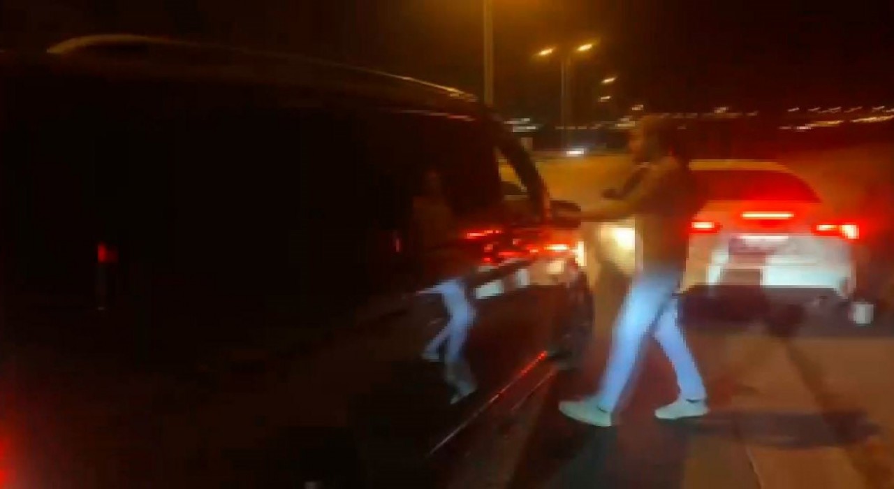 İstanbulda polisten seyir halindeki araca düzensiz göçmen operasyonu