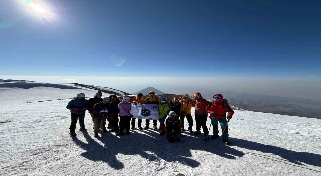 İstanbuldan gelen dağcılar Ağrı Dağının zirvesine ulaştı