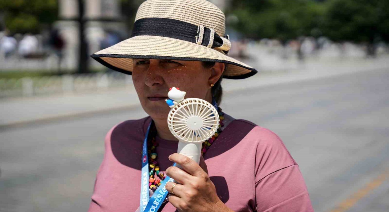 İstanbulun kavurucu sıcağında turistler el vantilatörleri ile serinliyor