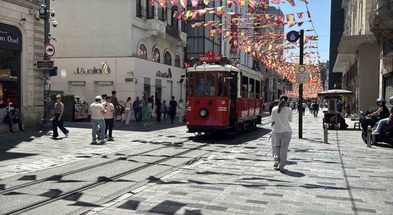 İstiklal Caddesinde fren yerine gaza basan sürücü tramvaya çarptı