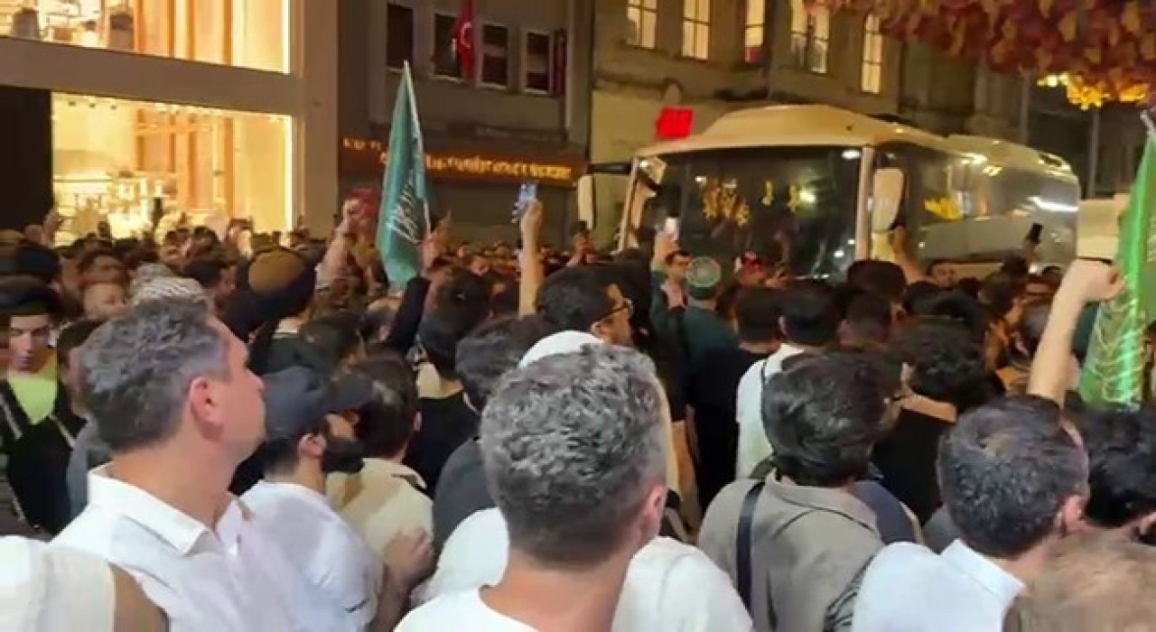 İstiklal Caddesinde toplanan grup, Leman dergisini protesto etti