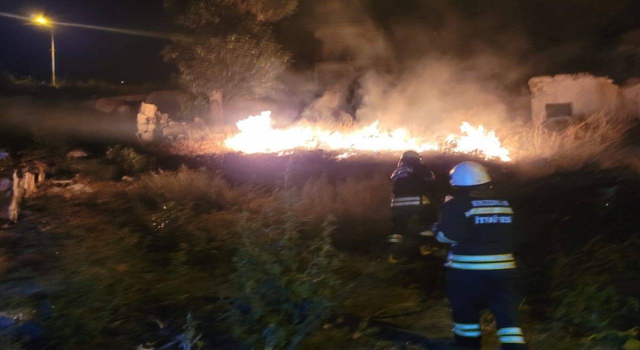 İtfaiyeden anız yangınına zamanında müdahale