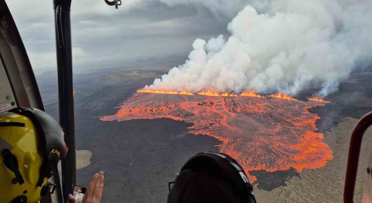 İzlandanın Reykjanes Yarımadasındaki yanardağda patlama
