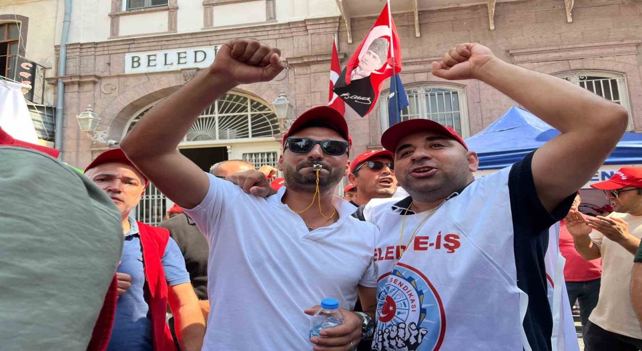 İzmir Büyükşehir Belediyesinde işten çıkartılan işçilerin eylemi 9uncu gününde sürüyor