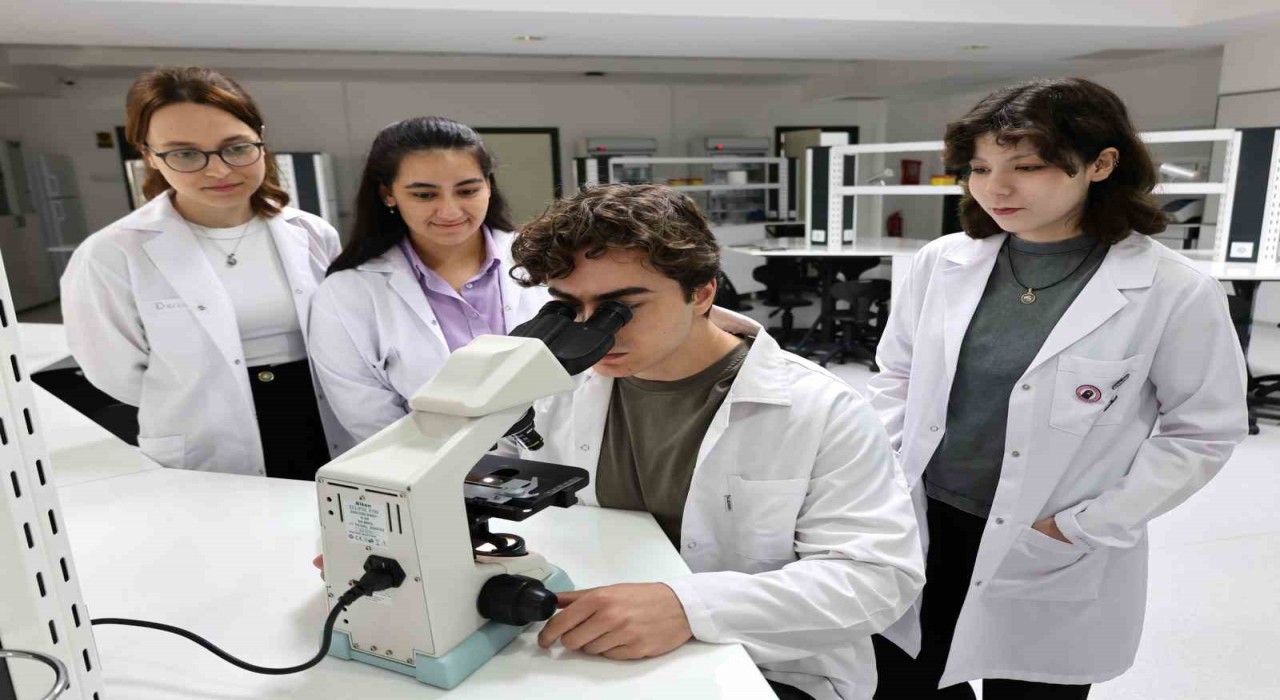 İzmir Ekonomiden zirveye