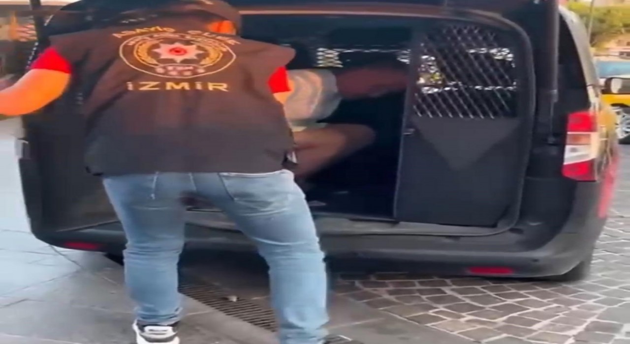 İzmirde 21 yıl hapis cezasıyla aranan hırsız yakalandı
