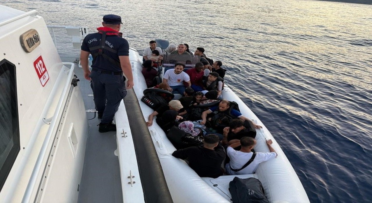 İzmirde 31 düzensiz göçmen ve 1 kaçakçı yakalandı, 33 göçmen kurtarıldı