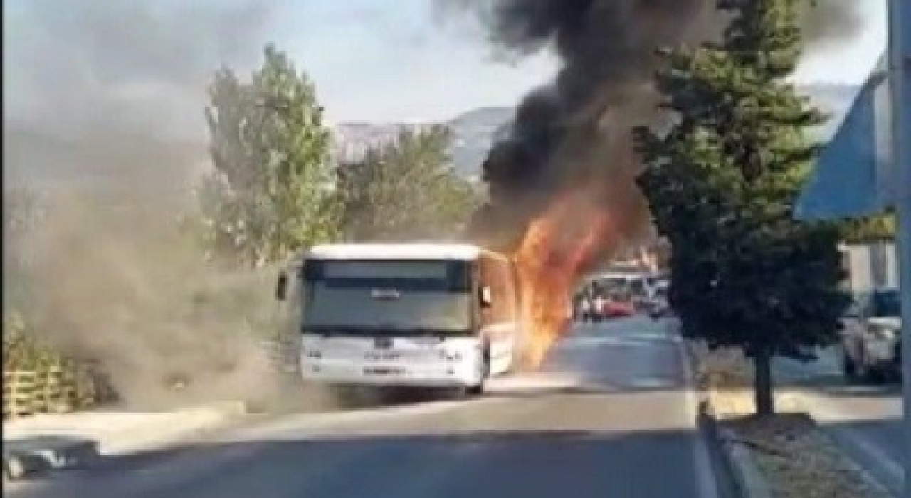 İzmirde belediye otobüsü alev alev yandı: Yolcular canını zor kurtardı