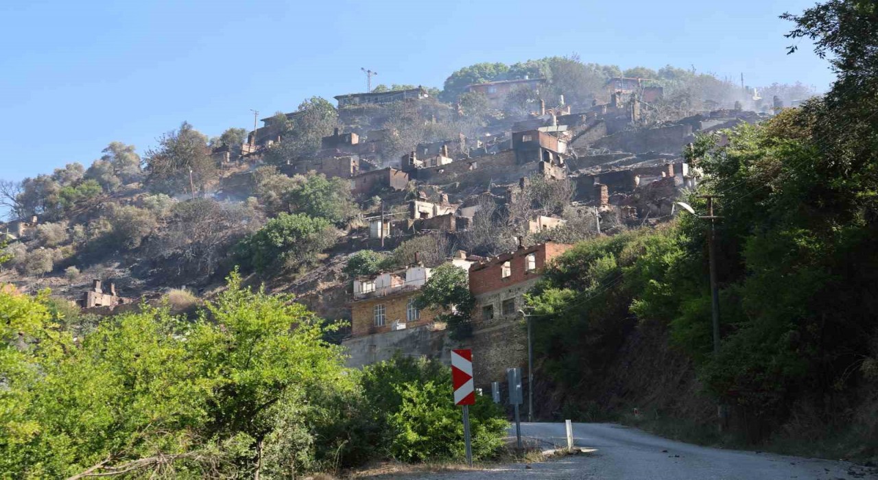 İzmirde boşaltılan Tosunlar Mahallesi yangında harabeye döndü