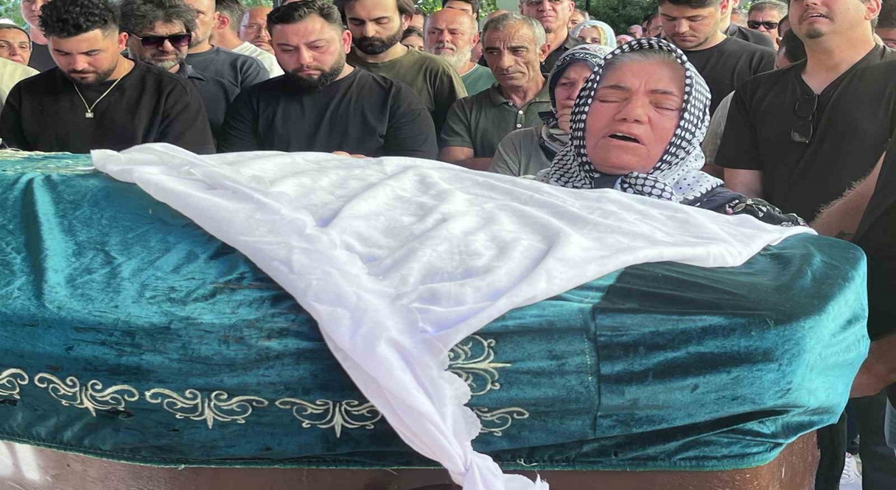 İzmirde boşandığı eşi tarafından öldürülen kadın son yolculuğuna uğurlandı