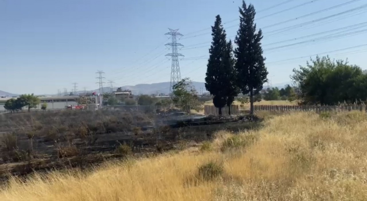 İzmirde çıkan yangın AVM otoparkına sıçradı, 2 otomobil hasar gördü