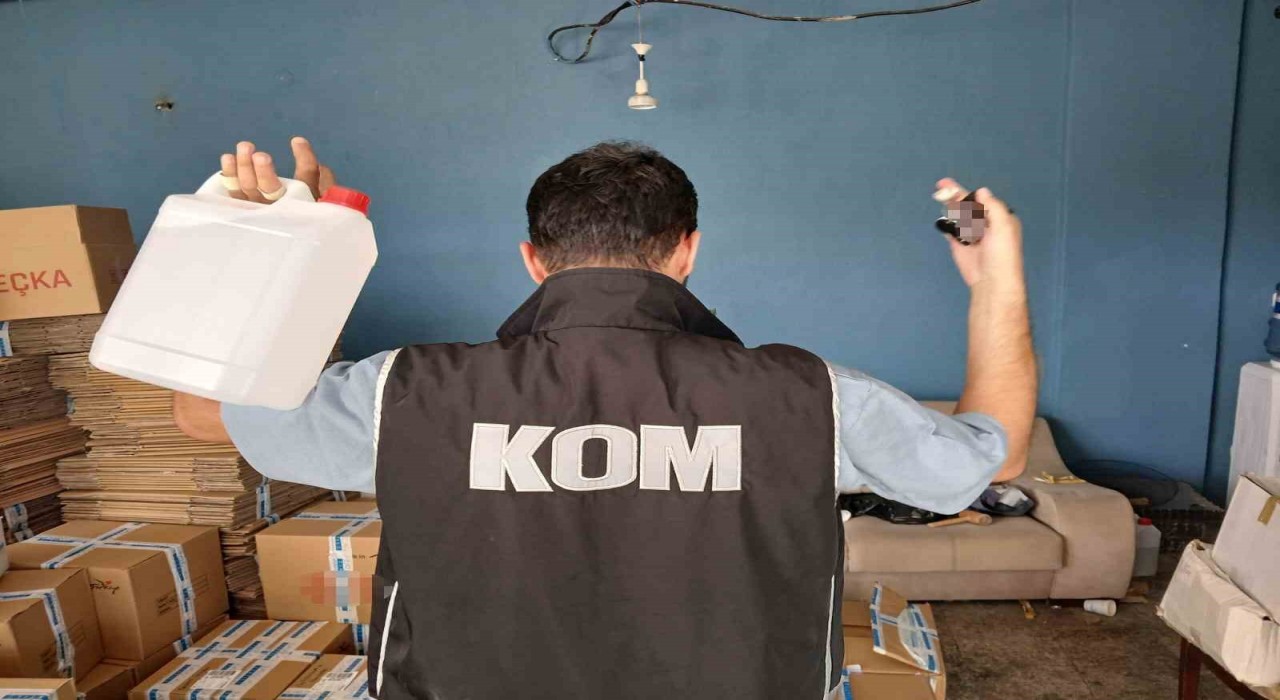 İzmirde depoda ele geçirilen 5 ton sahte alkole 1 tutuklama