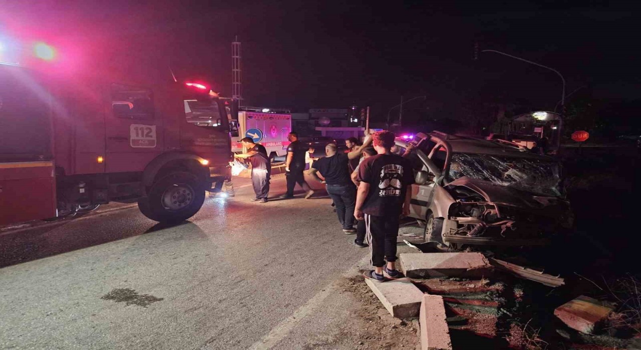 İzmirde kamyonet otomobille çarpıştı: 2si ağır 7 yaralı