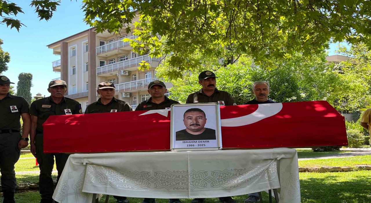 İzmirdeki yangında şehit olan orman personelinin cenazesi törenle memleketine uğurlandı