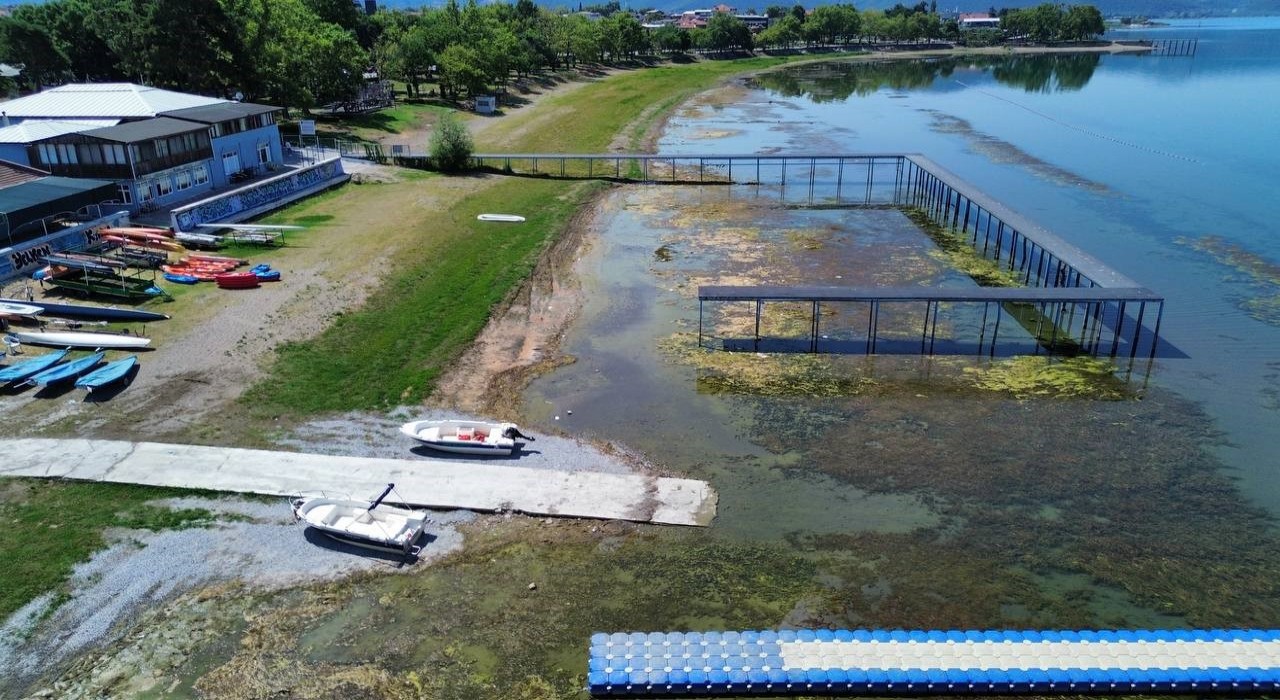 İznik Gölünde korkutan görüntü...En büyük iskelesi karaya oturdu