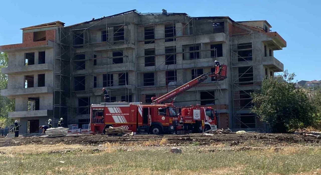 İzolasyon çalışması sırasında çatı alevlere teslim oldu
