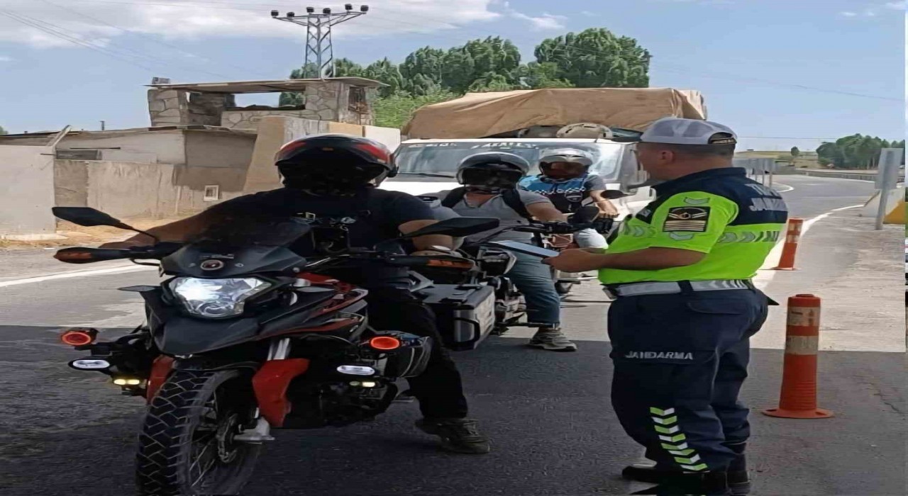 Jandarma ekipleri Ağrıda 1645 kişiyi sorguladı, 21 araca ceza yazıldı