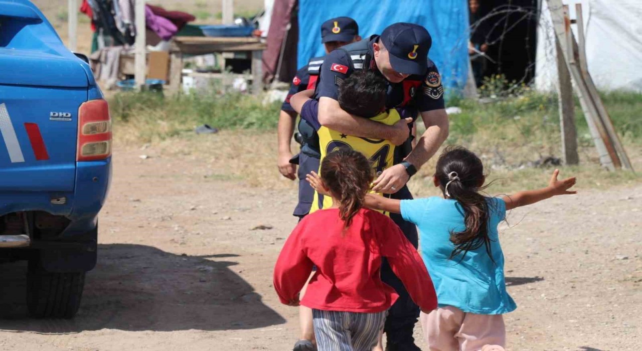 Jandarma Yozgatta çocukların yüzünü güldürdü
