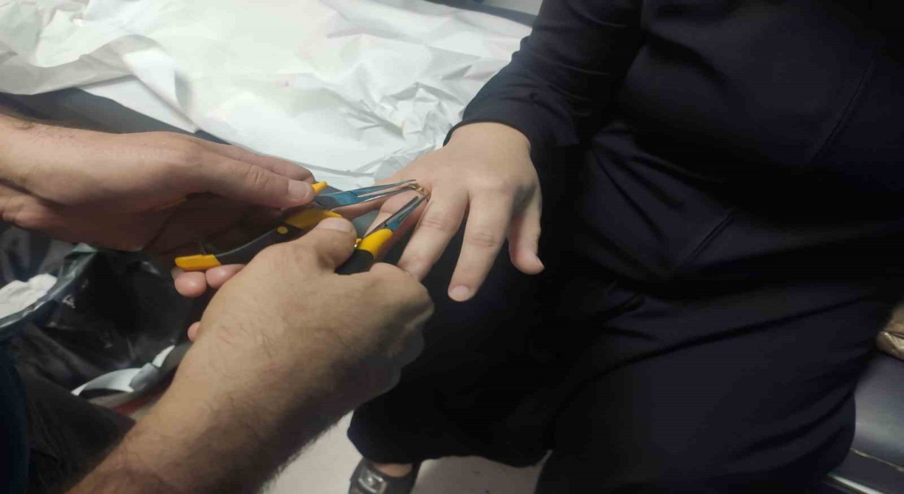 Kadının parmağına sıkışan yüzük, itfaiye ekibince hastanede çıkarıldı