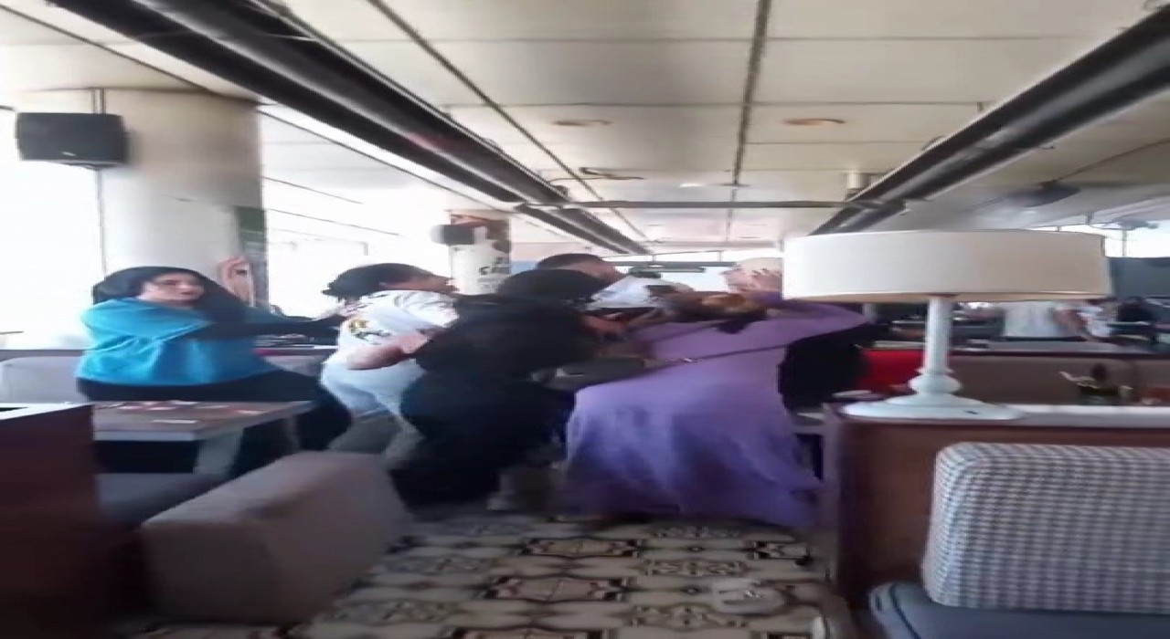 Kadınların kavgasında bardaklar havada uçuştu