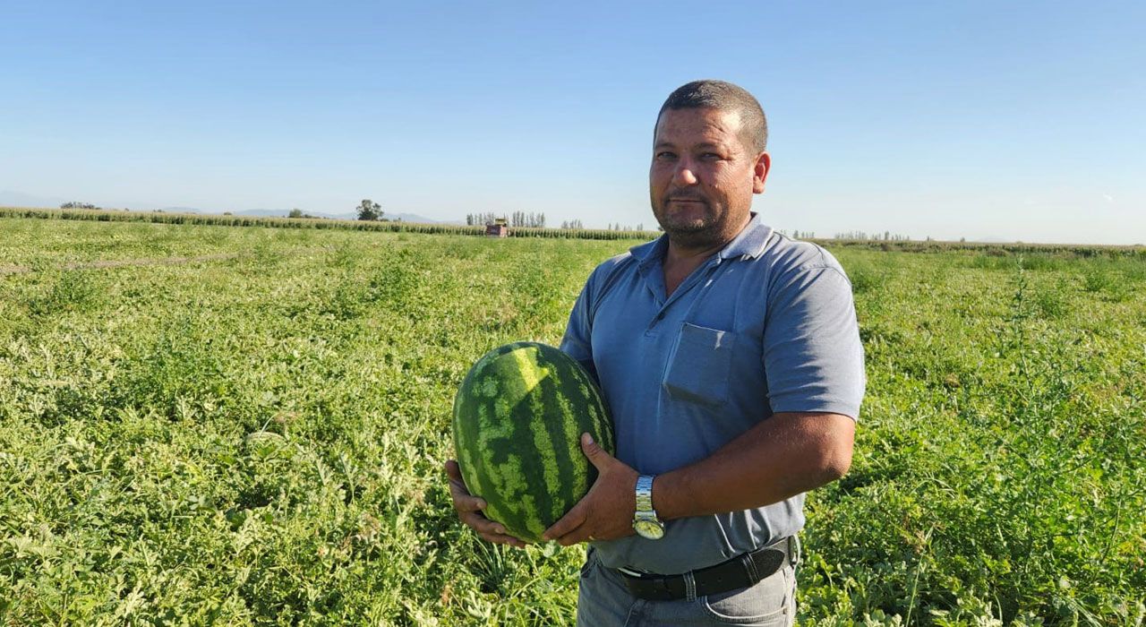 Kadirli’li Çiftçiler Masrafını Çıkaramadı, Halka Bedava Karpuz Verdi