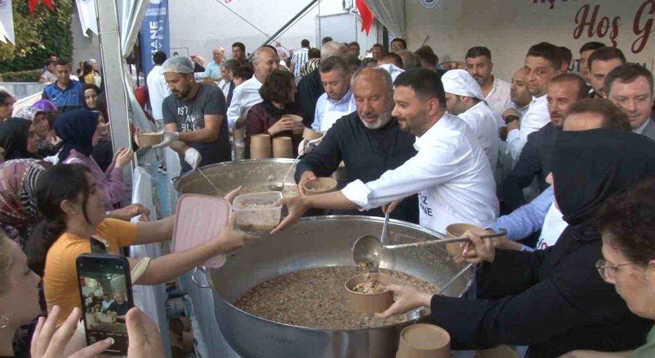 Kağıthane Belediyesi 20 binden fazla kişiye aşure dağıttı
