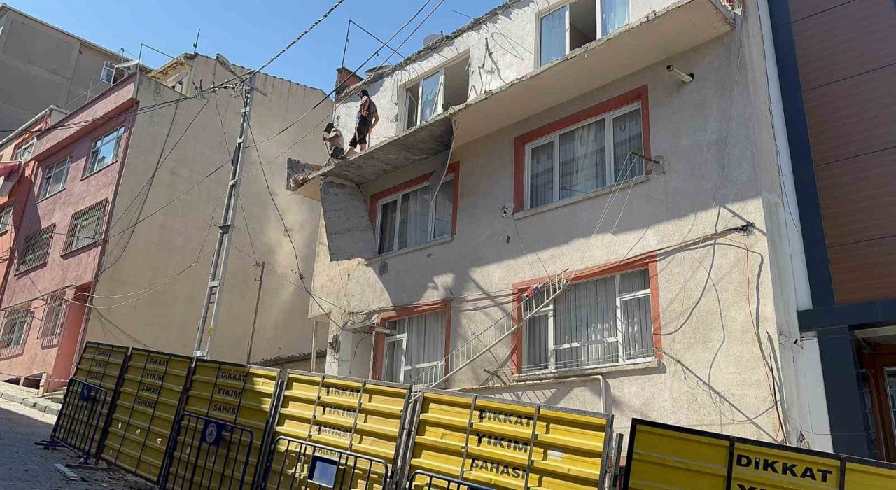 Kağıthanede balkon çöktü, bina tedbir amaçlı mühürlendi