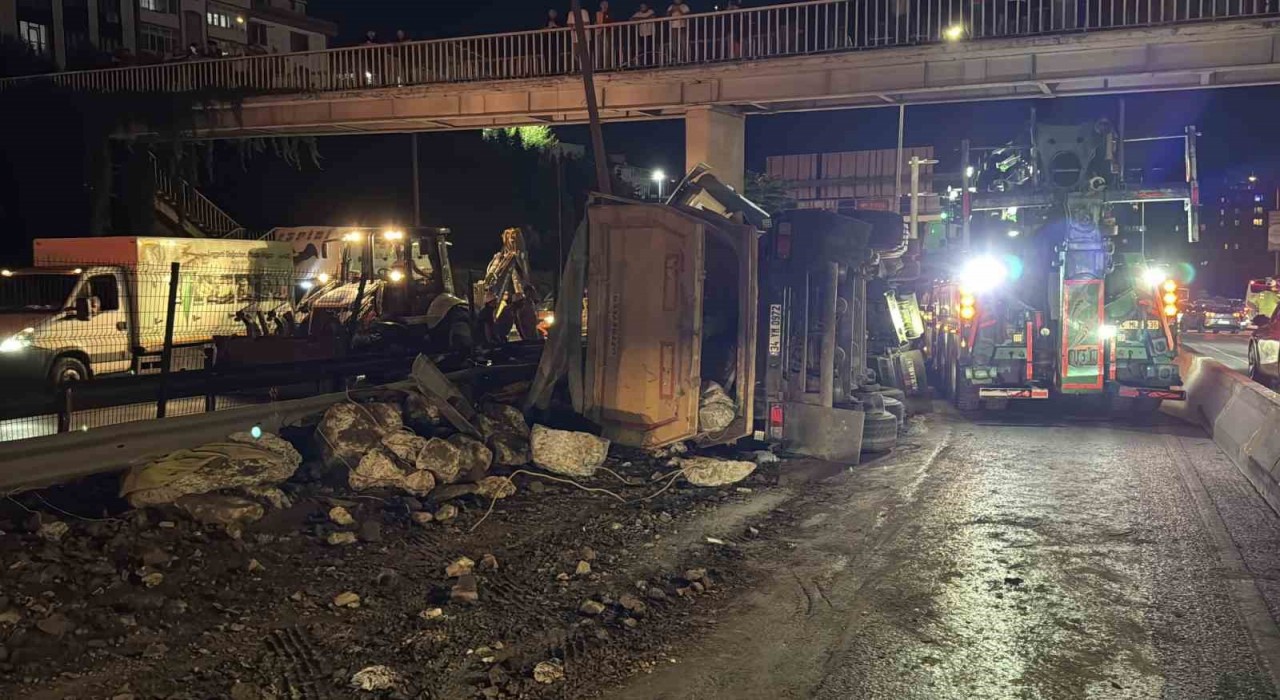 Kağıthanede moloz yüklü hafriyat kamyonu devrildi: 1 yaralı