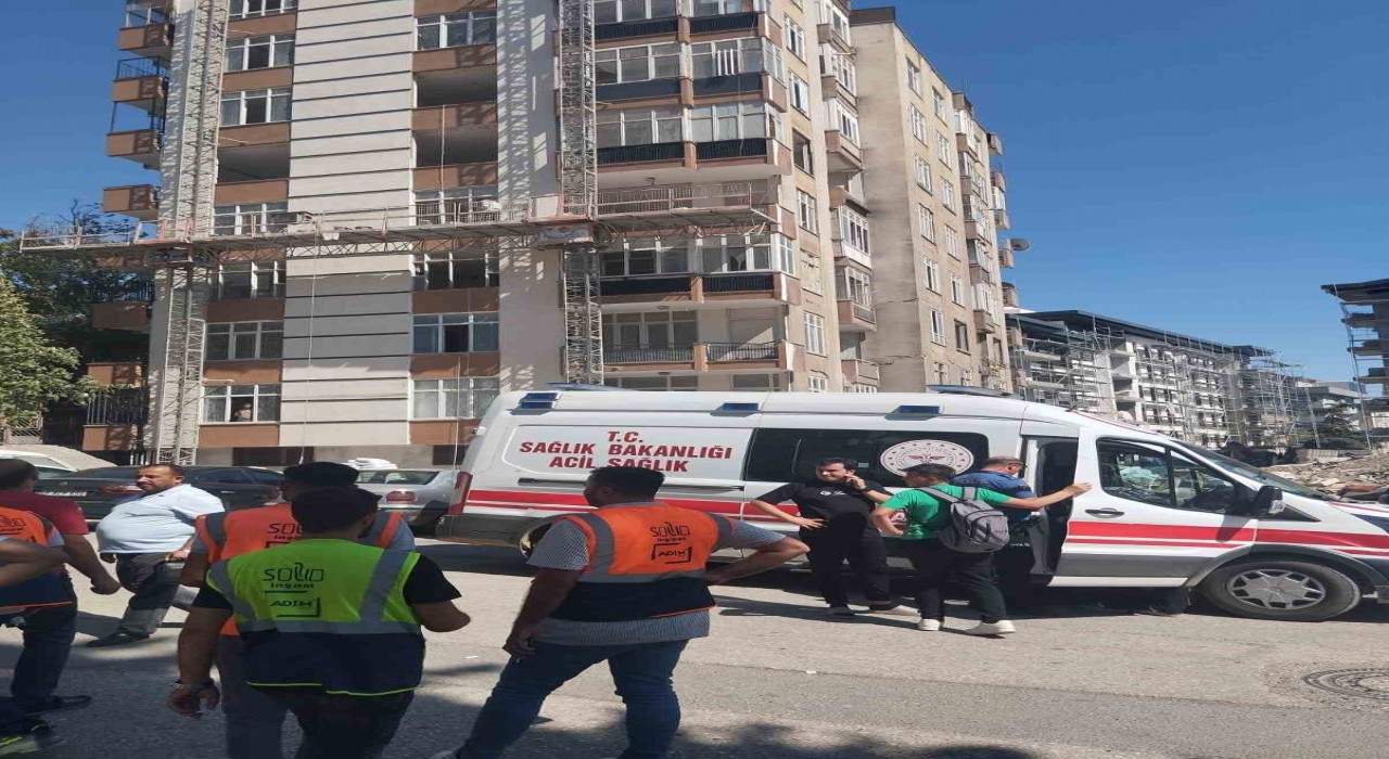 Kahramanmaraşta inşaattan atılan molozlar çocukların üzerine düştü: 3 yaralı